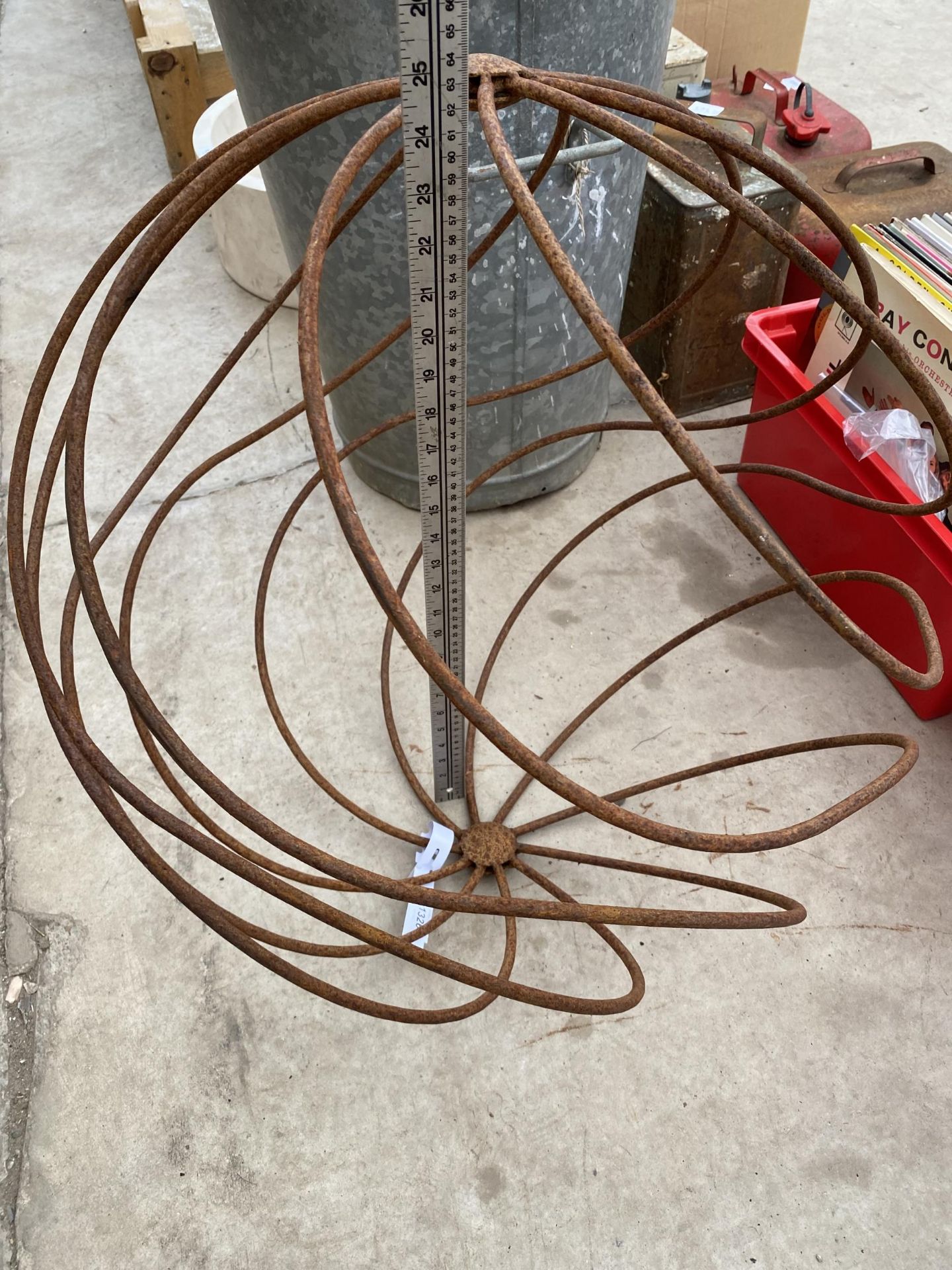 A DECORATIVE WROUGHT IRON SPHERICAL GARDEN FEATURE (HEIGHT 61CM) - Image 2 of 2