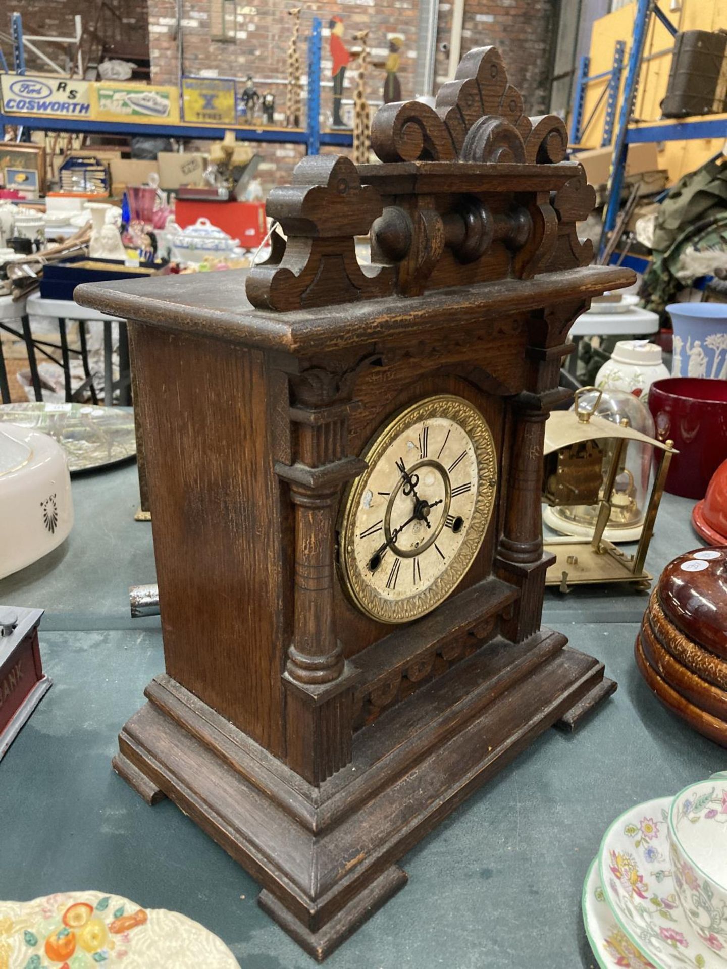 AN EDWARDIAN MAHOGANY CASED MANTLE CLOCK WITH COLUMN DETAIL - MISSING KEY AND PENDULUM - Image 3 of 5