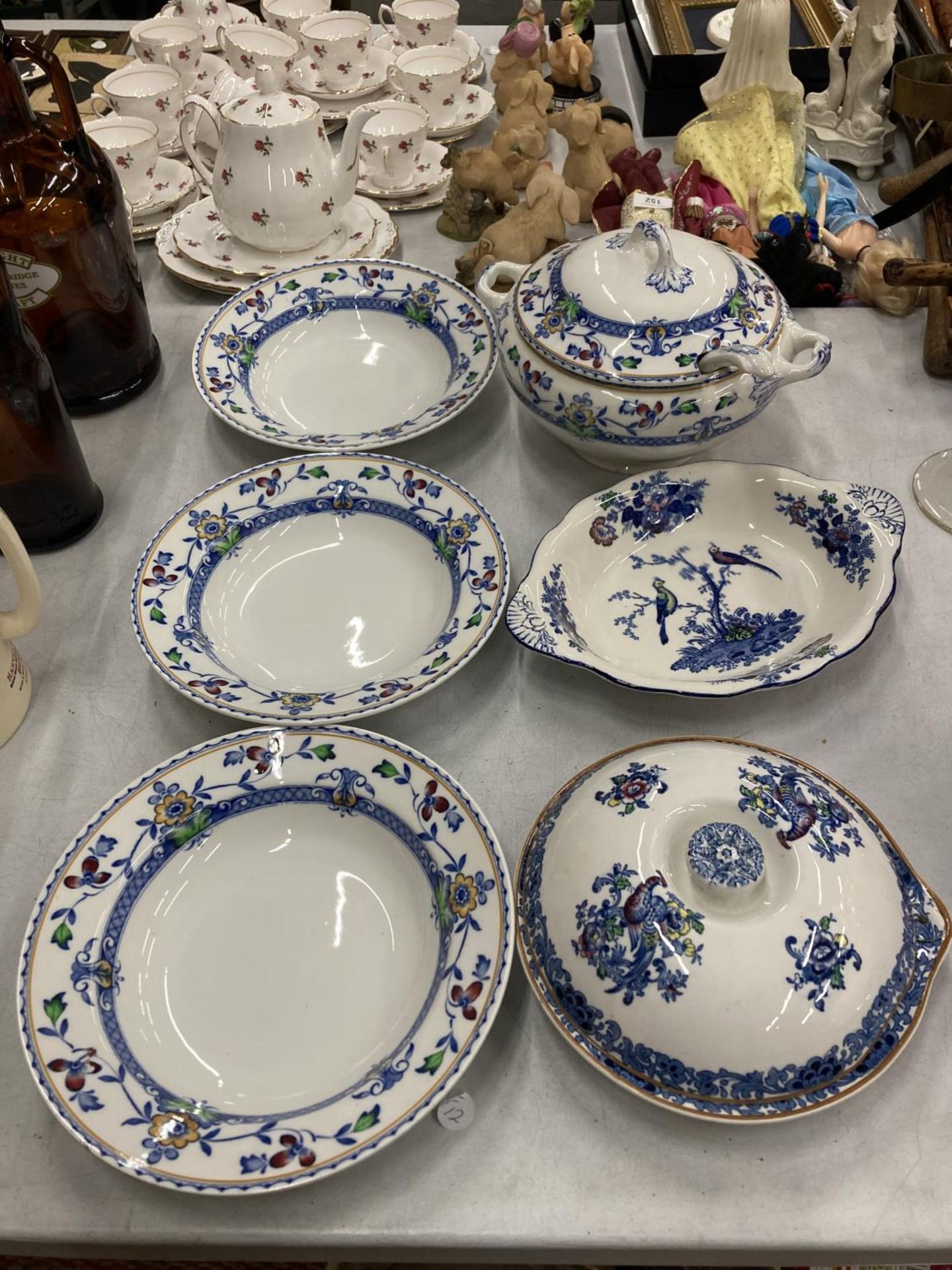 A QUANTITY OF CERAMIC DINNERWARE TO INCLUDE A BOOTHS LIDDED PLATE, WHIELDON WARE BOWLS AND TUREEN,