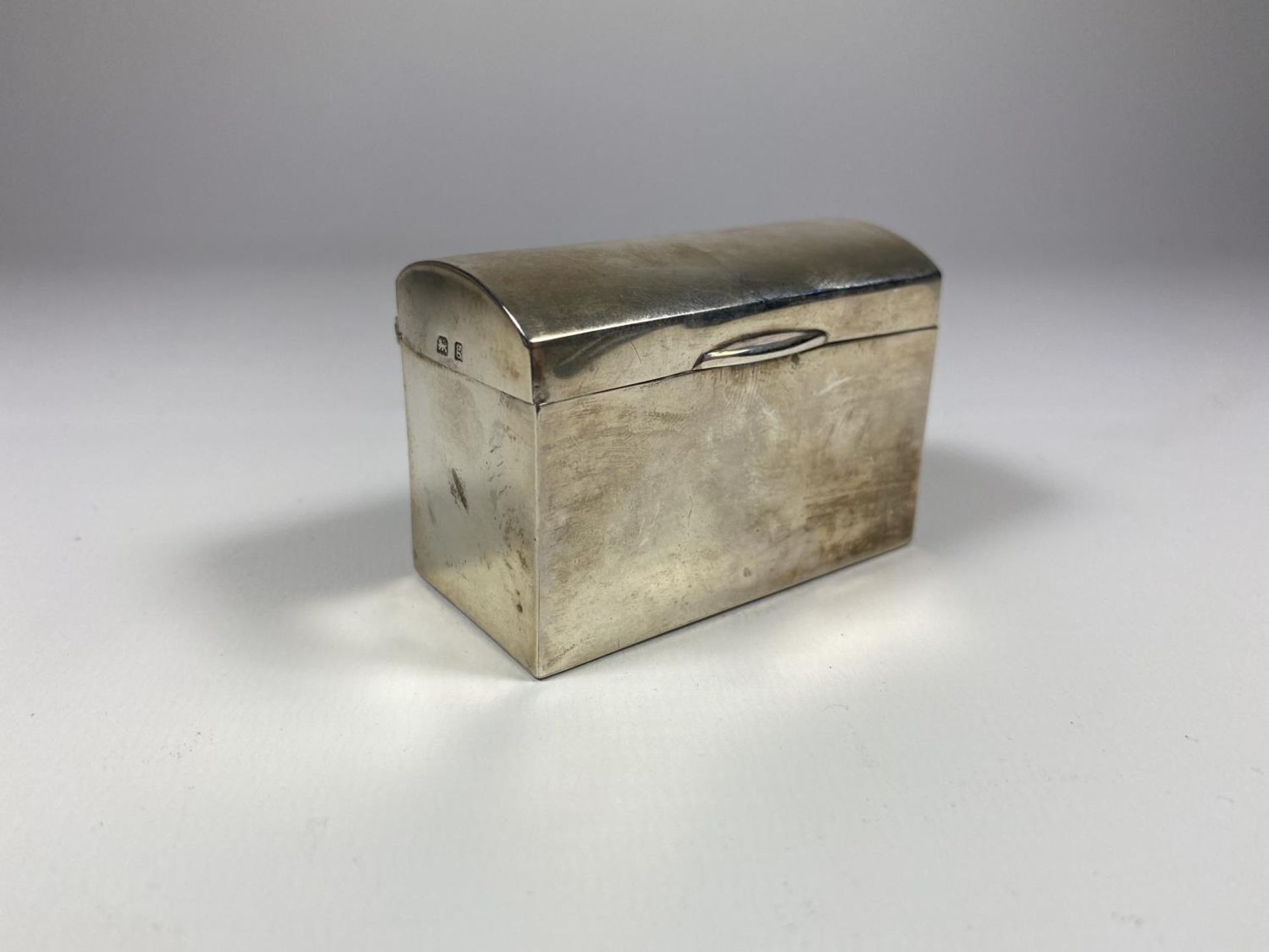 A HALLMARKED SILVER SMALL PILL BOX