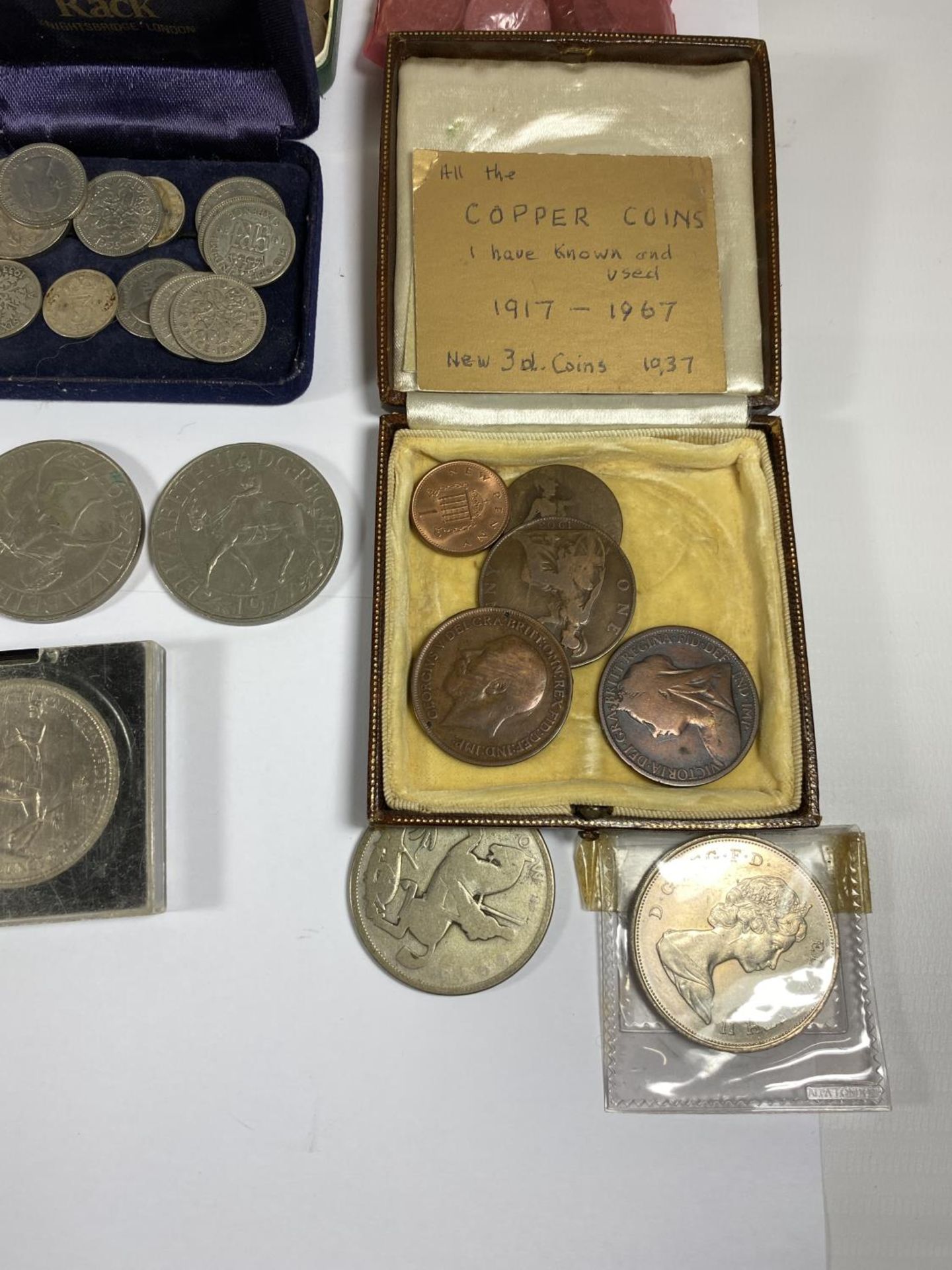 A MIXED LOT OF COINS TO INCLUDE SOME PRE 1947 SIX PENCES, MODERN CROWNS, COPPERS GEORGE V CROWN ETC - Bild 4 aus 6