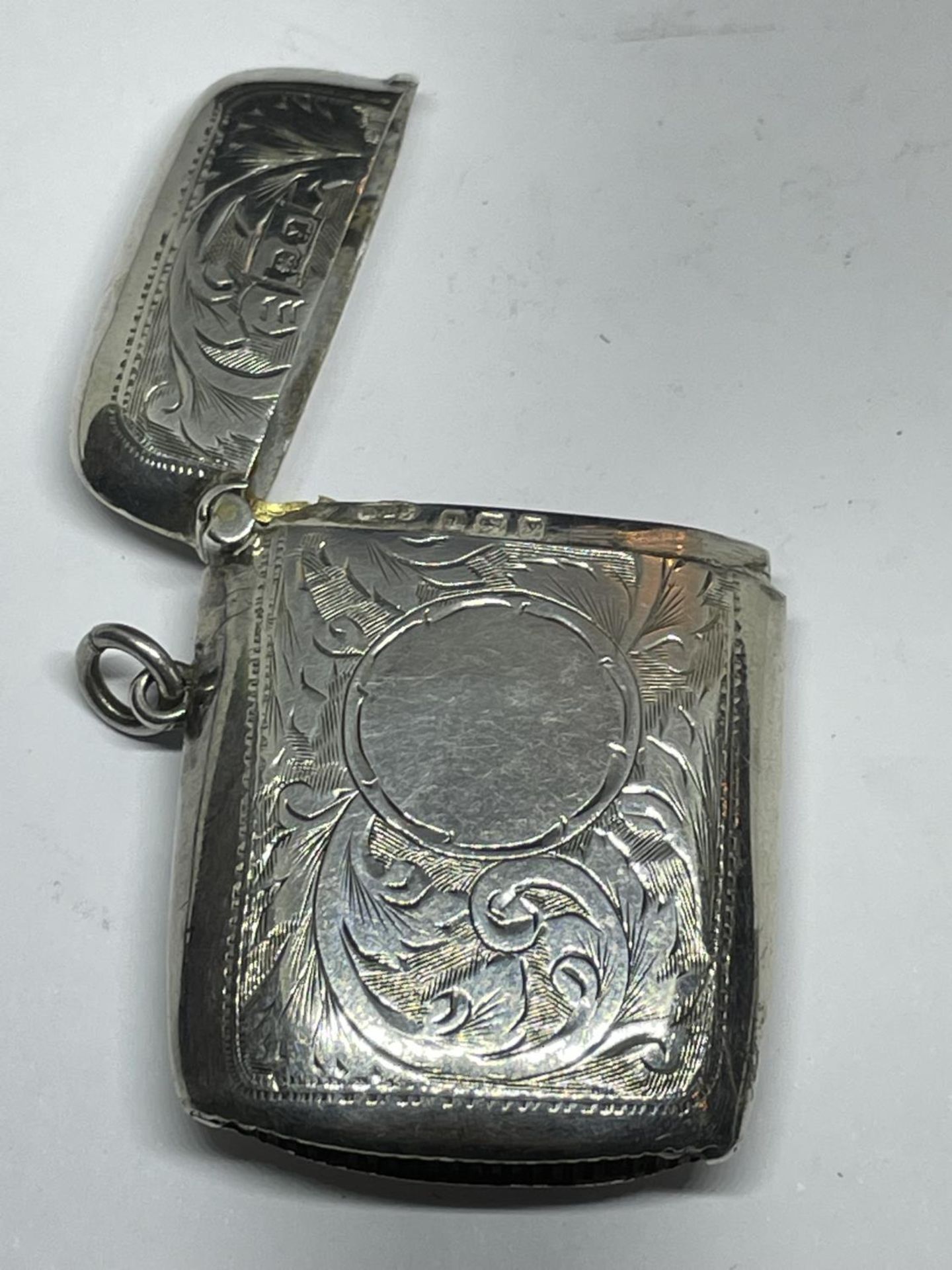 A HALLMARKED BIRMINGHAM SILVER VESTA CASE - Image 2 of 4