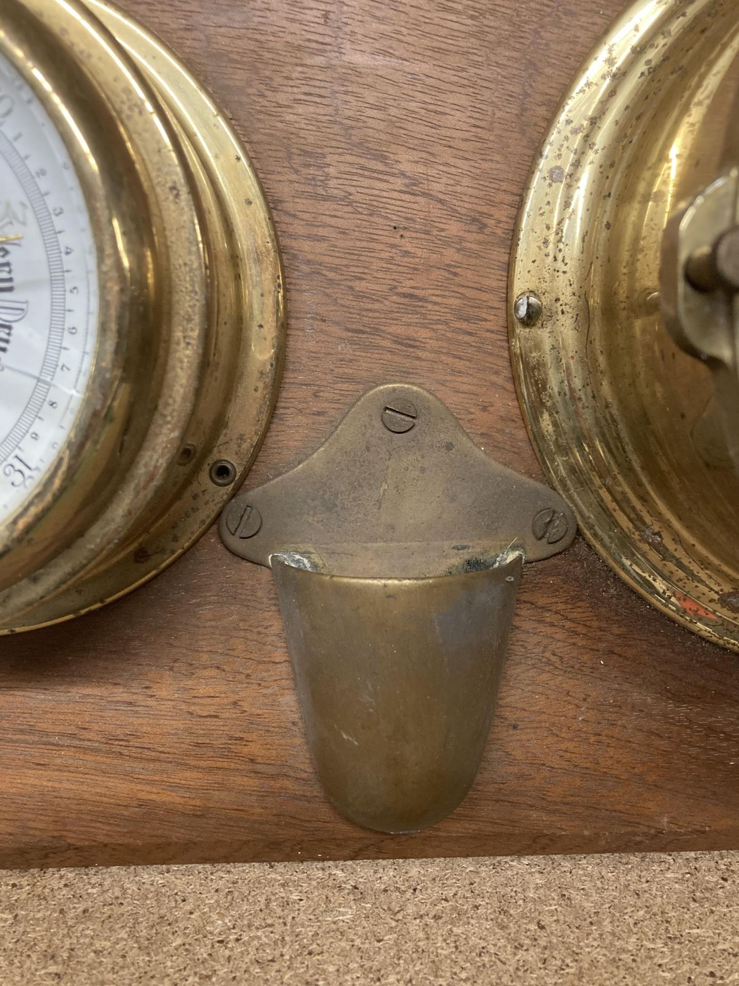 A BRASS BAROMETER AND CLOCK ON A WOODEN BASE - Image 3 of 4