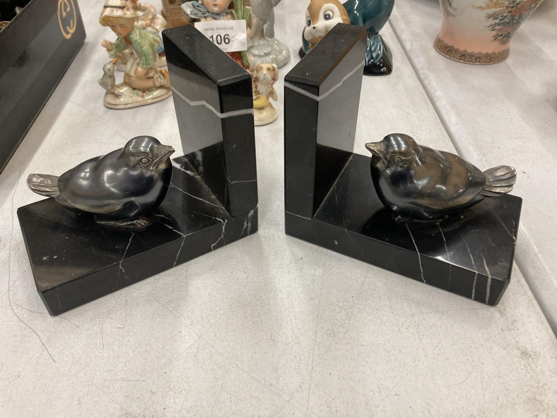 A PAIR OF ART DECO STYLE BOOK-ENDS, BIRDS ON A MARBLE BASE, HEIGHT 10CM