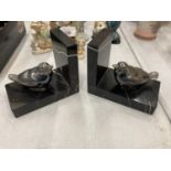 A PAIR OF ART DECO STYLE BOOK-ENDS, BIRDS ON A MARBLE BASE, HEIGHT 10CM