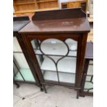 AN EDWARDIAN MAHOGANY AND INLAID CHINA CABINET, 24" WIDE