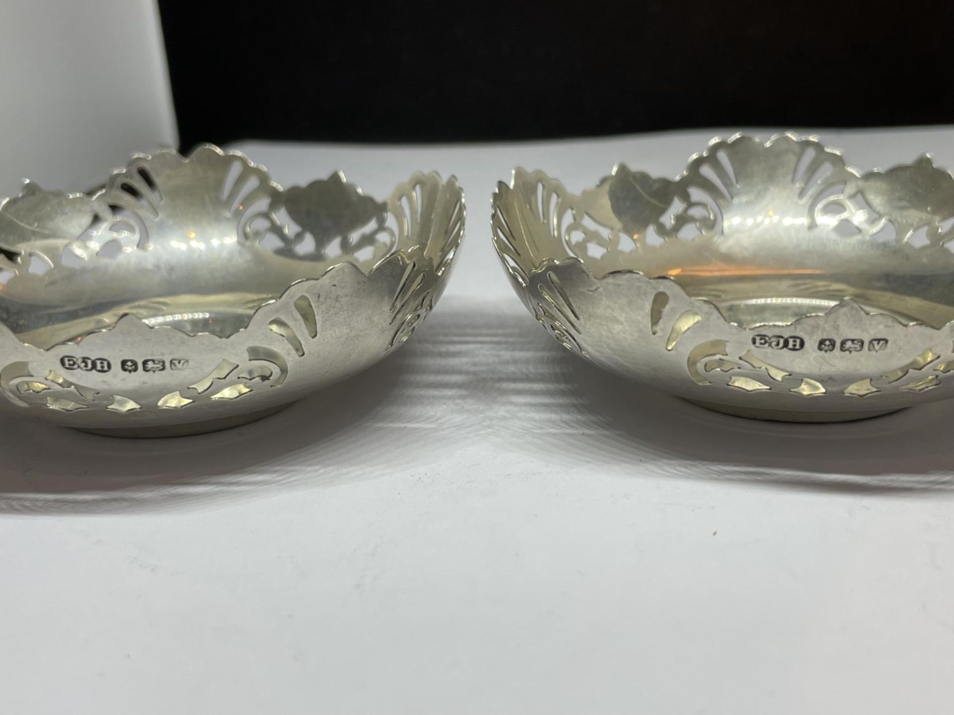 A PAIR OF HALLMARKED BIRMINGHAM SILVER DECORATIVE PIERCED DISHES - Image 3 of 3