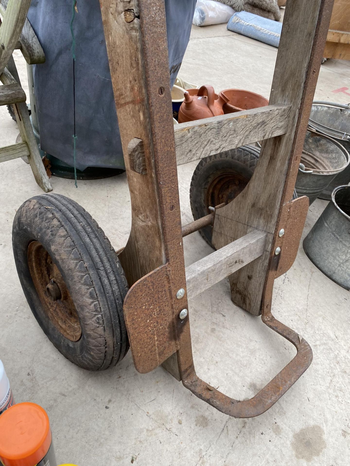 A LARGE VINTAGE WOODEN AND METAL SACK TRUCK WITH LARGE RUBBER WHEELS - Image 2 of 4