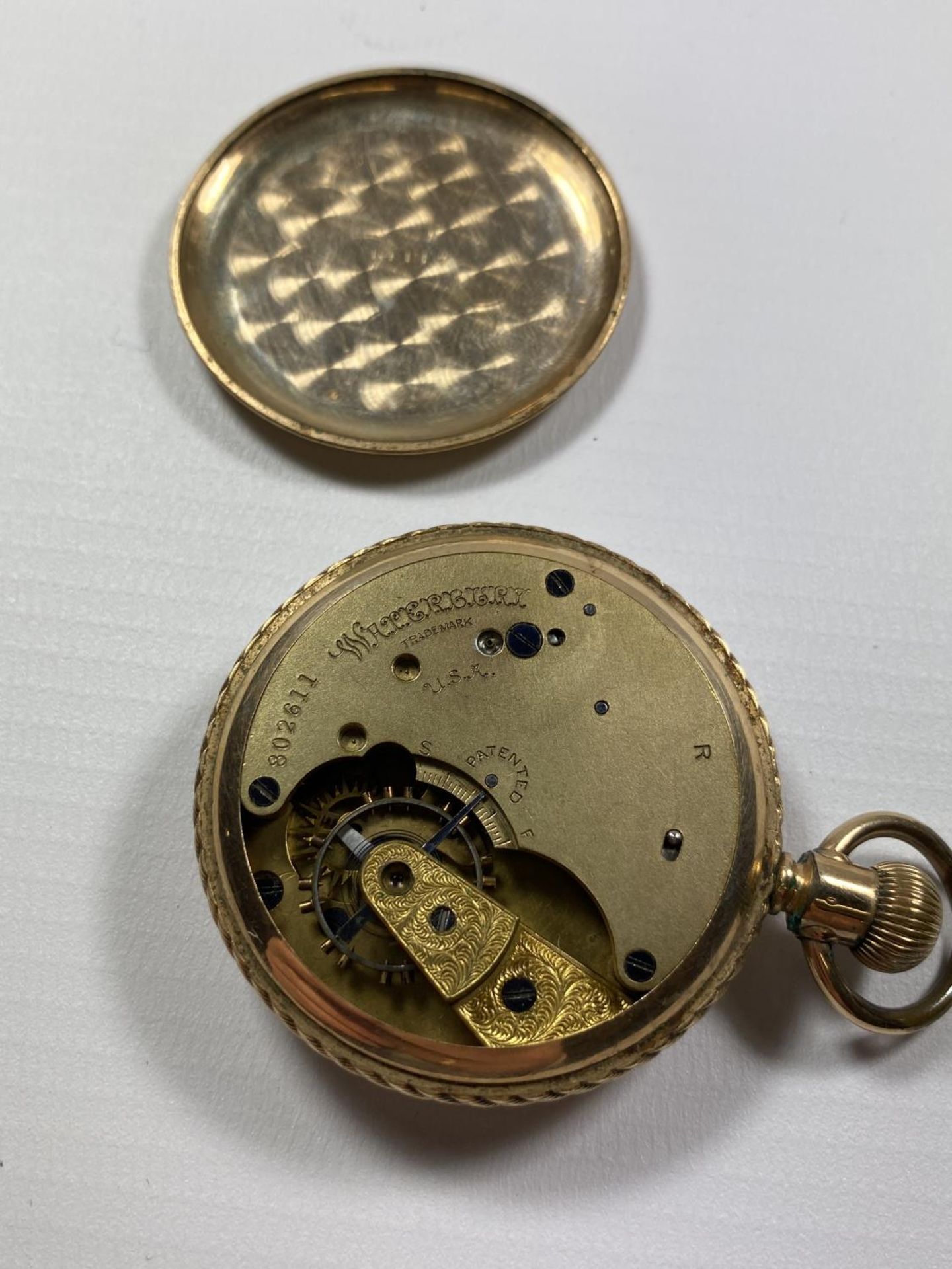 A VINTAGE GOLD PLATED U.S.A OPEN FACED POCKET WATCH, SIGNED TO MOVEMENT, NUMBERED 802611 - Image 4 of 5