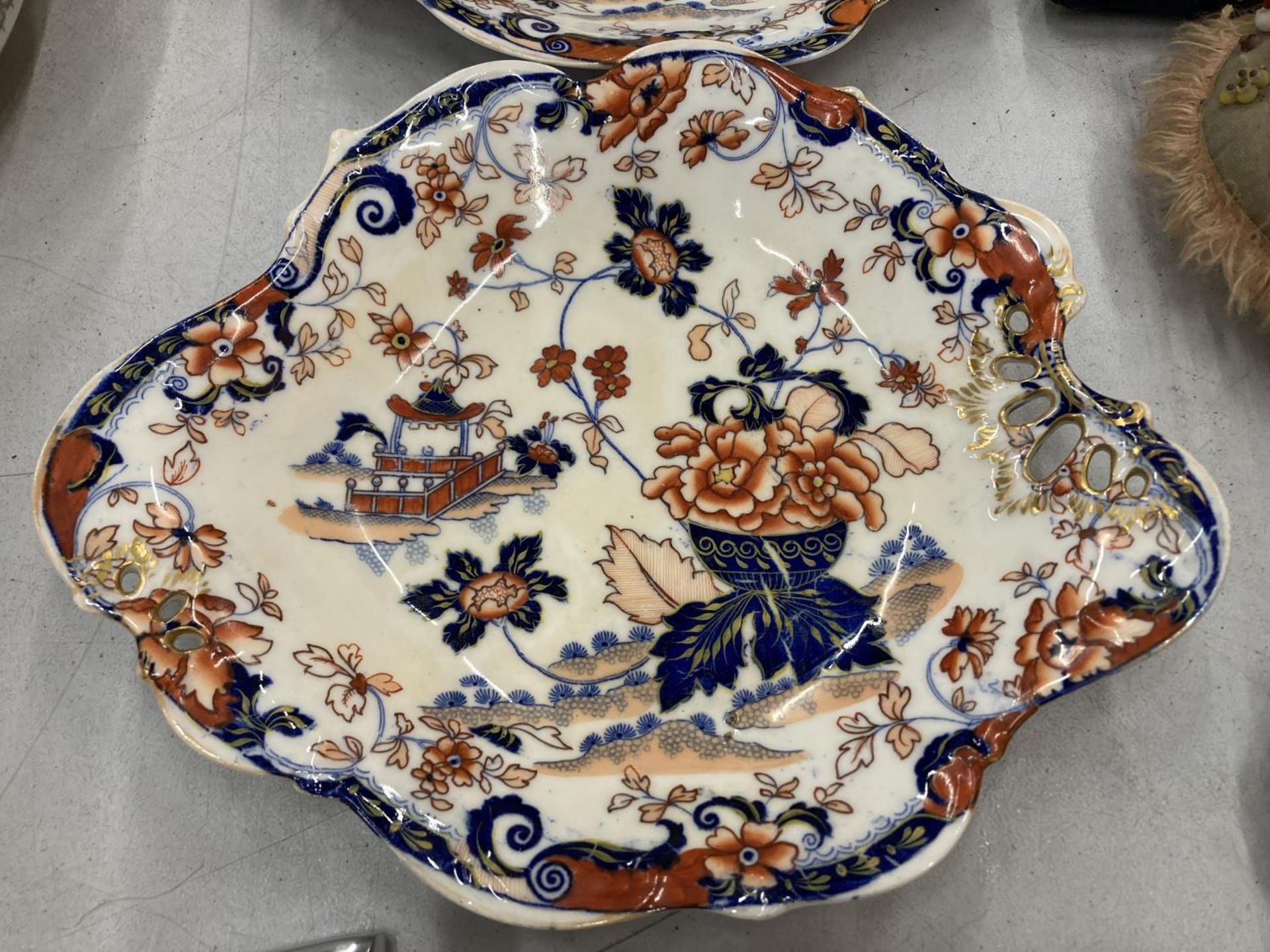 A PAIR OF ORIENTAL 'IMARI' DISHES - Image 2 of 3