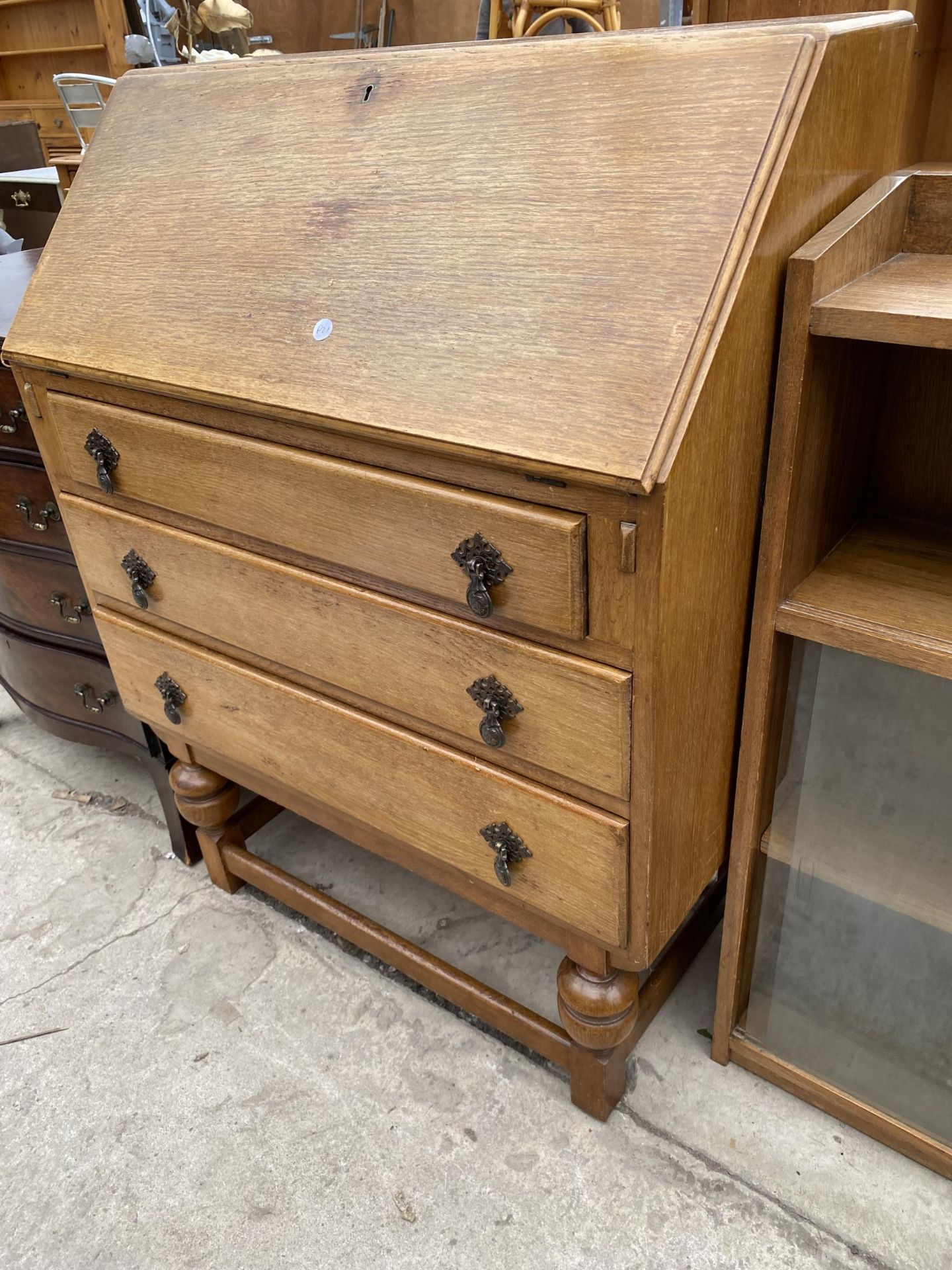 A MID 20TH CENTURY LIGHT OAK BUREAU, 30" WIDE - Image 2 of 7