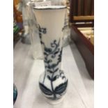 AN ORIENTAL STYLE BLUE AND WHITE 'ONION' VASE HEIGHT 16CM