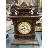 AN EDWARDIAN MAHOGANY CASED MANTLE CLOCK WITH COLUMN DETAIL - MISSING KEY AND PENDULUM