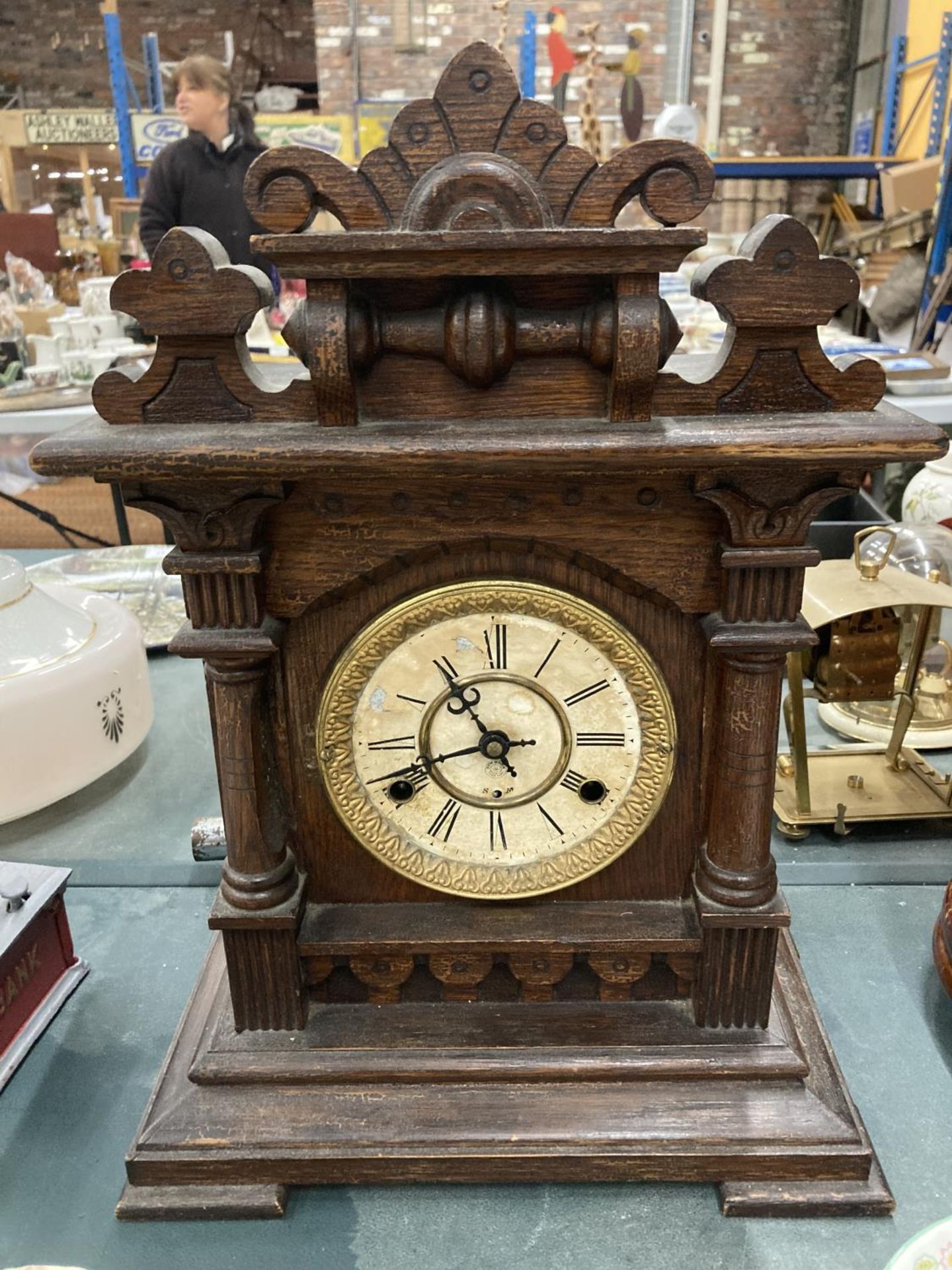 AN EDWARDIAN MAHOGANY CASED MANTLE CLOCK WITH COLUMN DETAIL - MISSING KEY AND PENDULUM