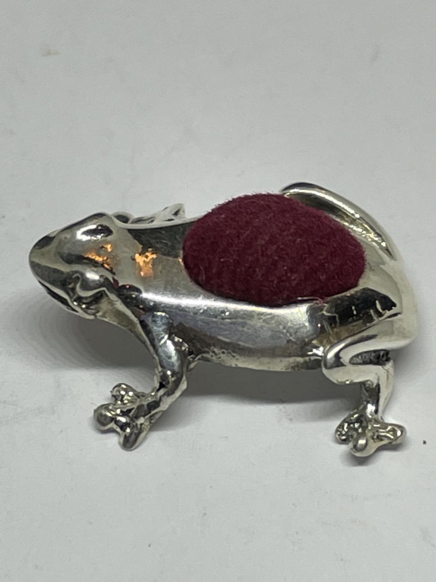 A MINIATURE SILVER FROG PIN CUSHION - Image 2 of 3