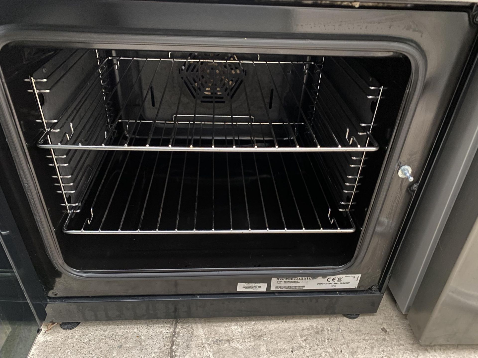 A STAINLESS STEEL AND BLACK FREE STANDING RANGEMASTER OVEN AND HOB - Image 4 of 4
