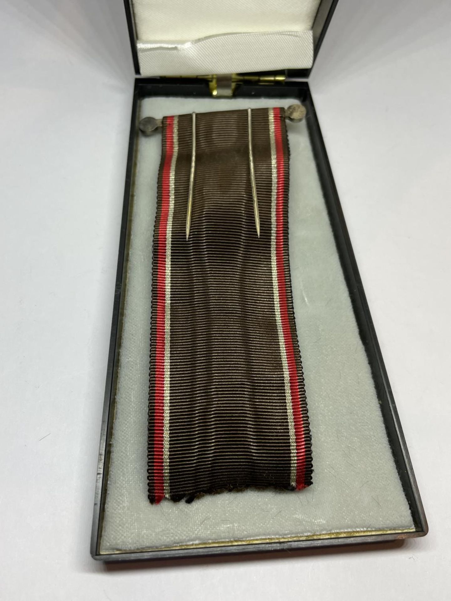 A MILITARY MEDAL IN A PRESENTATION BOX - Image 3 of 3