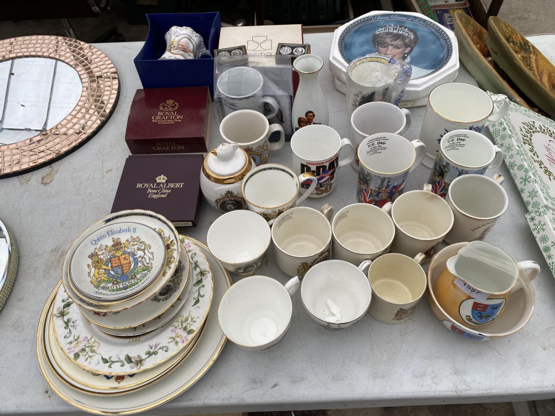 AN ASSORTMENT OF CERAMIC ITEMS TO INCLUDE COMMERATIVE PLATES AND CUPS ETC