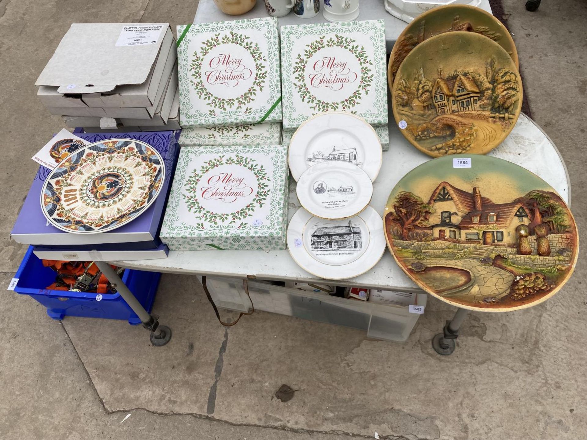 AN ASSORTMENT OF CERAMIC COLLECTORS PLATES TO INCLUDE ROYAL DOULTON ETC