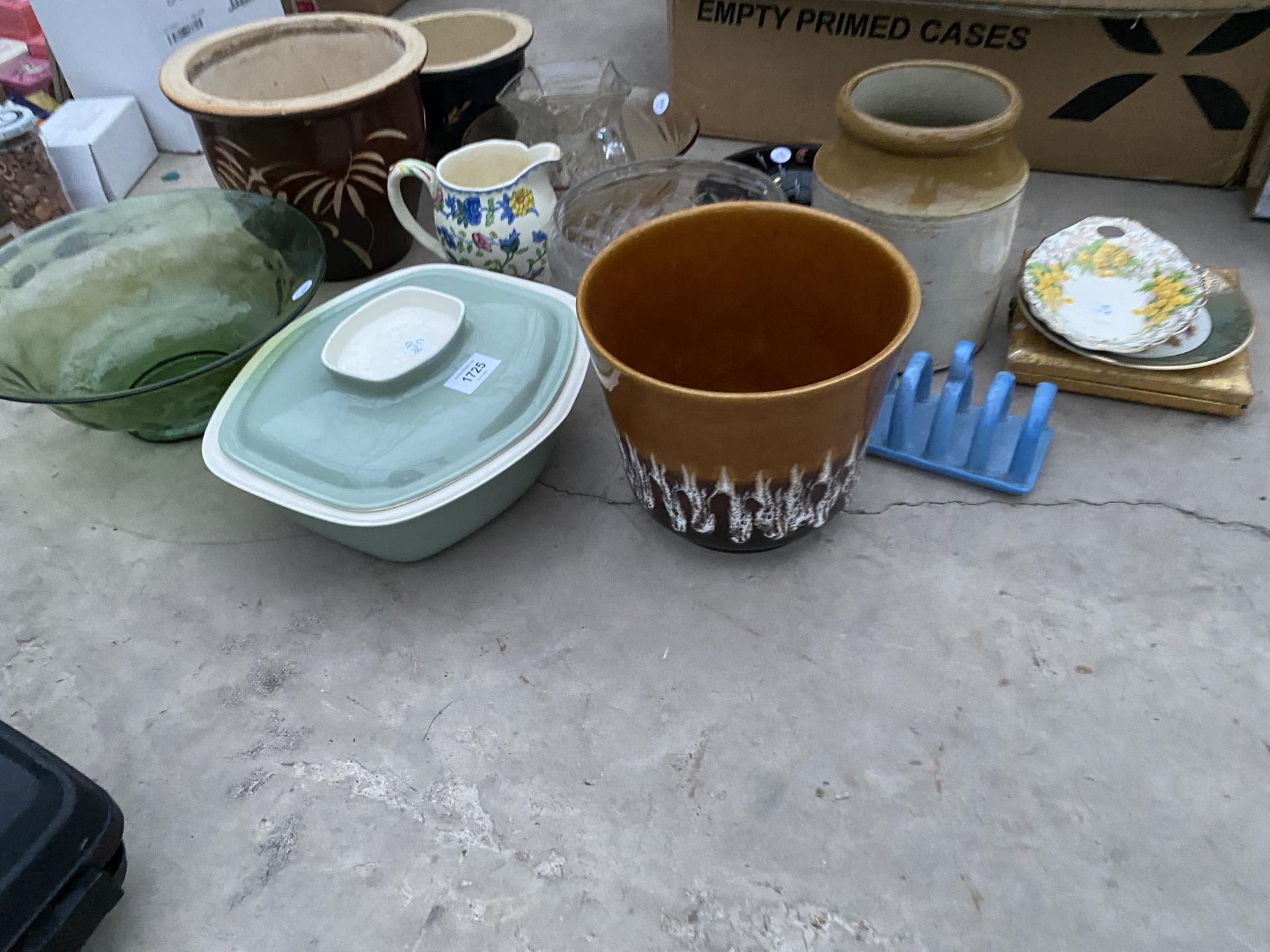 AN ASSORTMENT OF CERAMIC ITEMS TO INCLUDE A STONEWARE VASE, GLAZED POTS AND A JUG ETC - Image 2 of 4