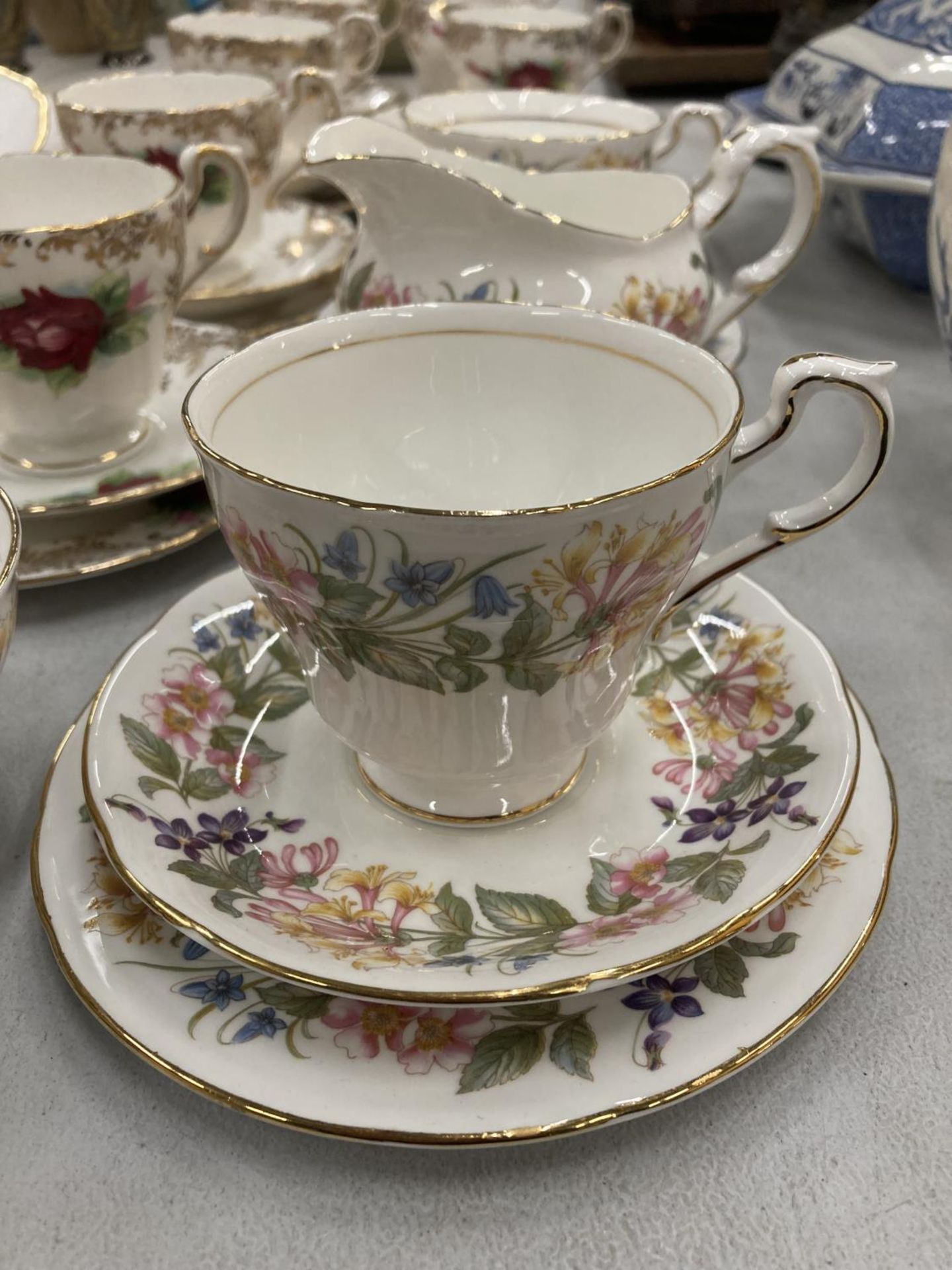 A QUANTITY PARAGON 'COUNTRY LANE' CUPS, SAUCERS AND SIDE PLATES PLUS PARAGON CUPS, SAUCERS, SIDE - Image 2 of 5