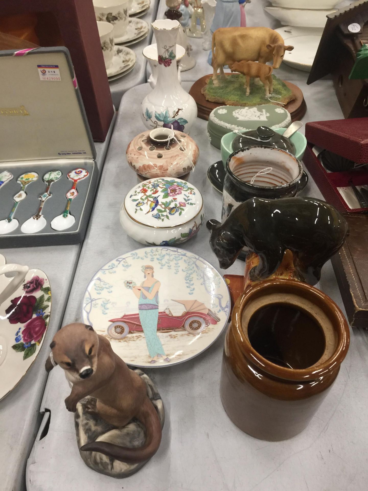 A QUANTITY OF CERAMIC ITEMS TO INCLUDE A LEONARDO COW AND CALF, CARLTONWARE PRESERVE POT, WEDGWOOD