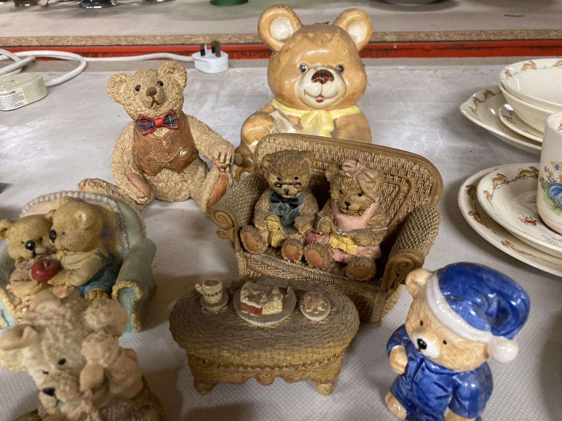 A LARGE COLLECTION OF RESIN TEDDY BEAR FIGURES - Bild 3 aus 3