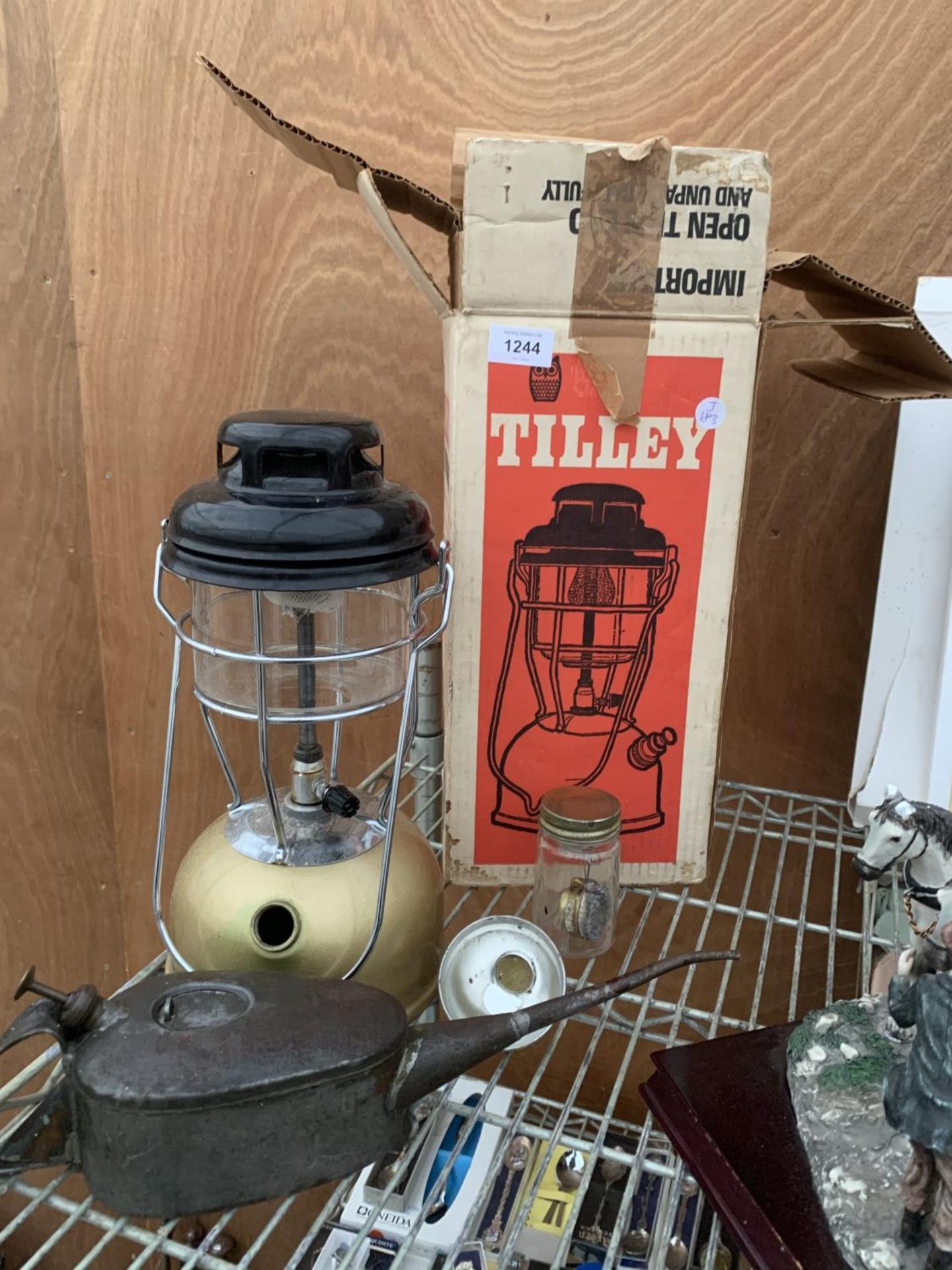 AN ASSORTMENT OF VINTAGE ITEMS TO INCLUDE A TILLEY LAMP COMPLETE WITH BOX, AND A PUMP ACTION OIL CAN