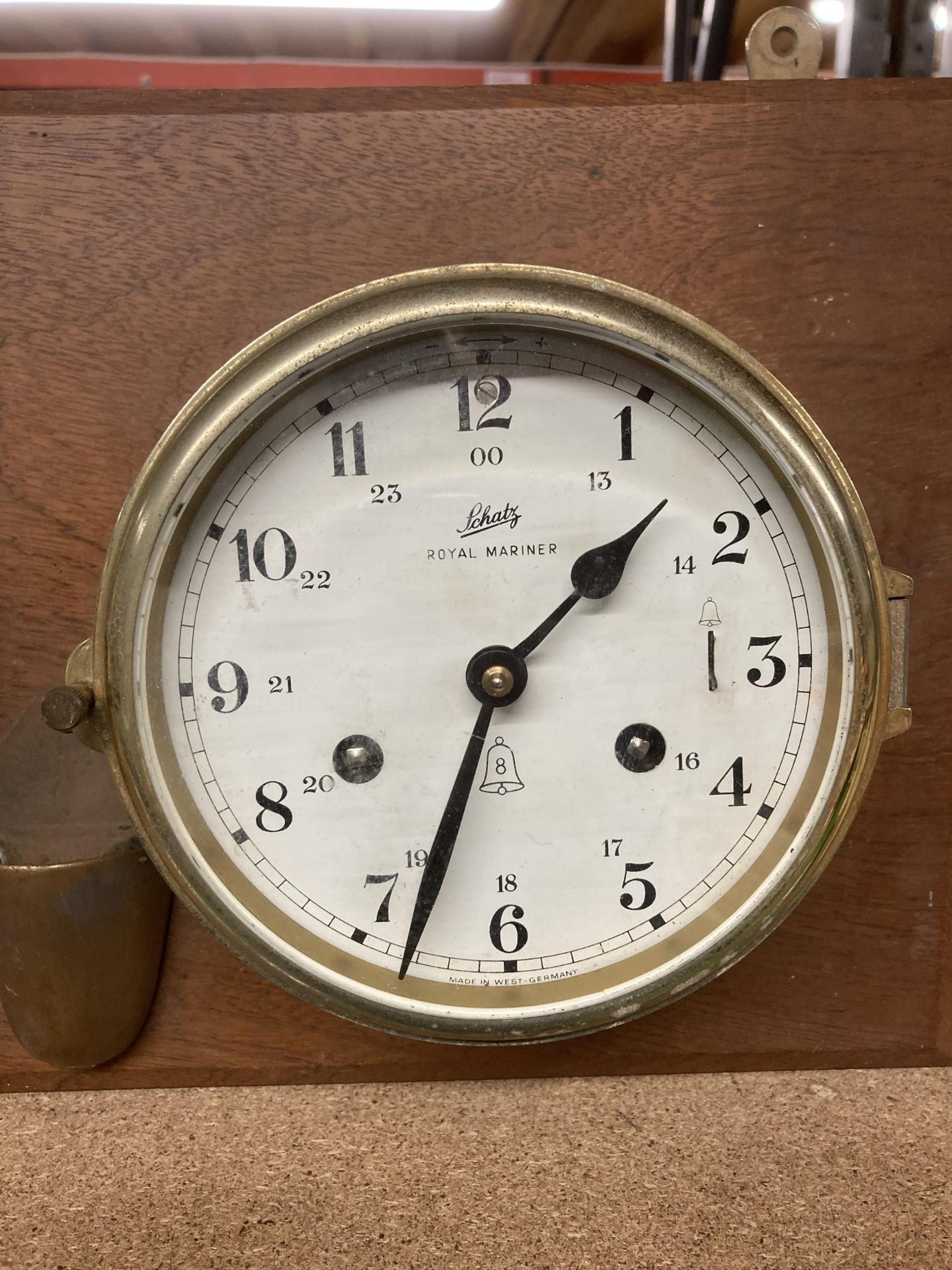 A BRASS BAROMETER AND CLOCK ON A WOODEN BASE - Image 4 of 4