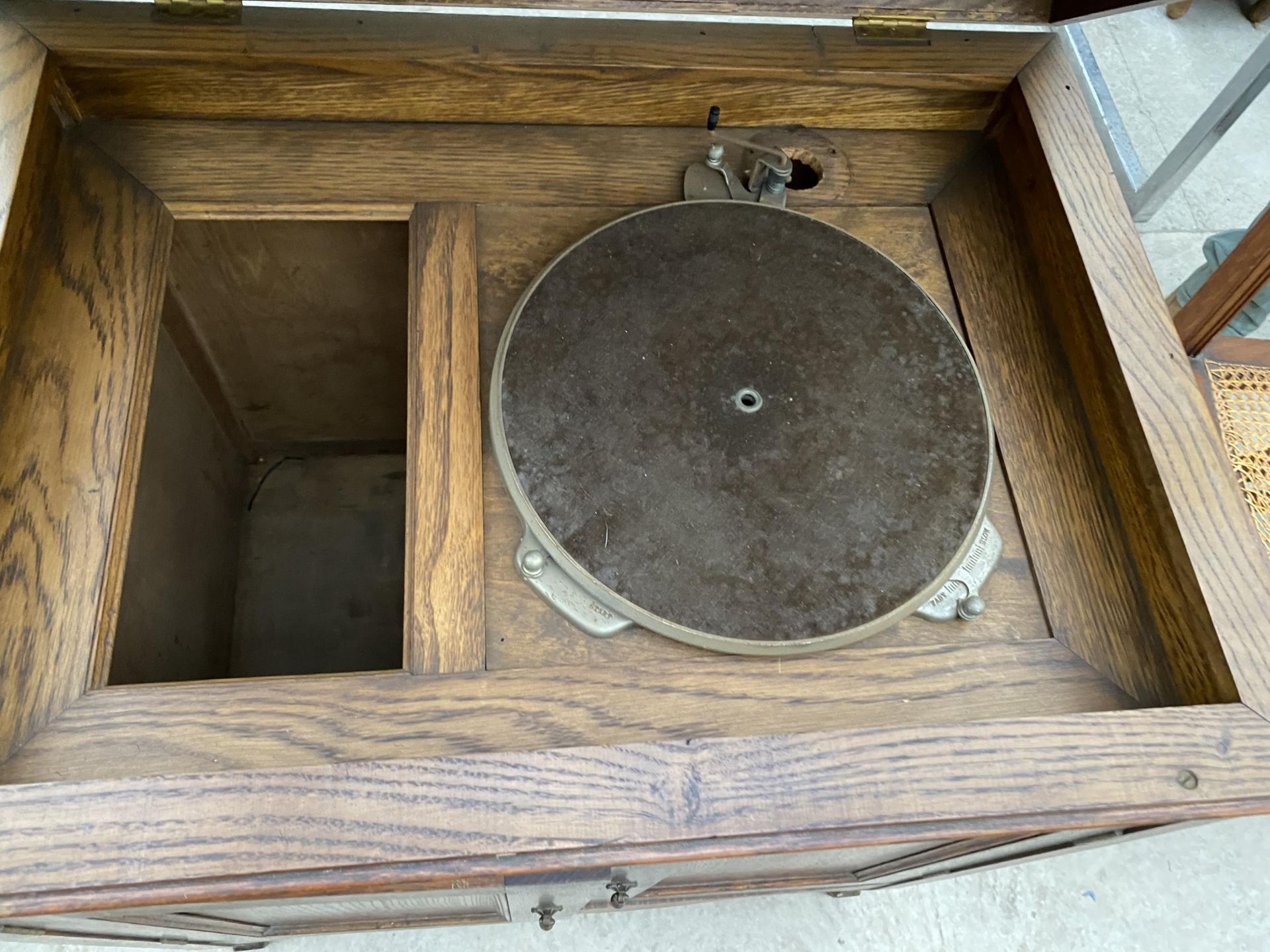 AN EARLY 20TH CENTURY OAK GRAMOPHONE CABINET LACKING WINDER AND WORKS - Image 4 of 5