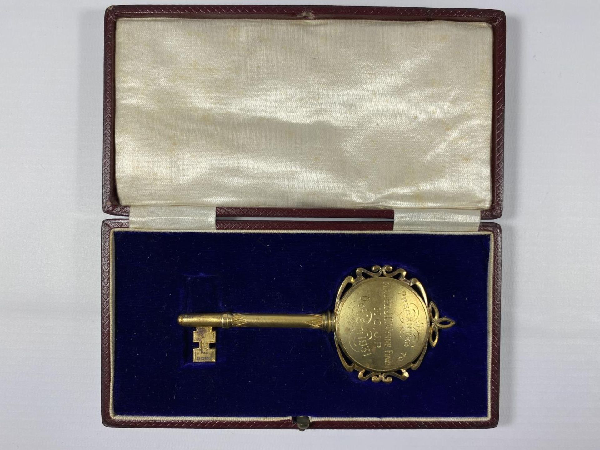 A VAUGHTON & SONS BIRMINGHAM HALLMARKED SILVER GILT KEY PRESENTED FOR THE OPENING OF THE NEW COUNCIL