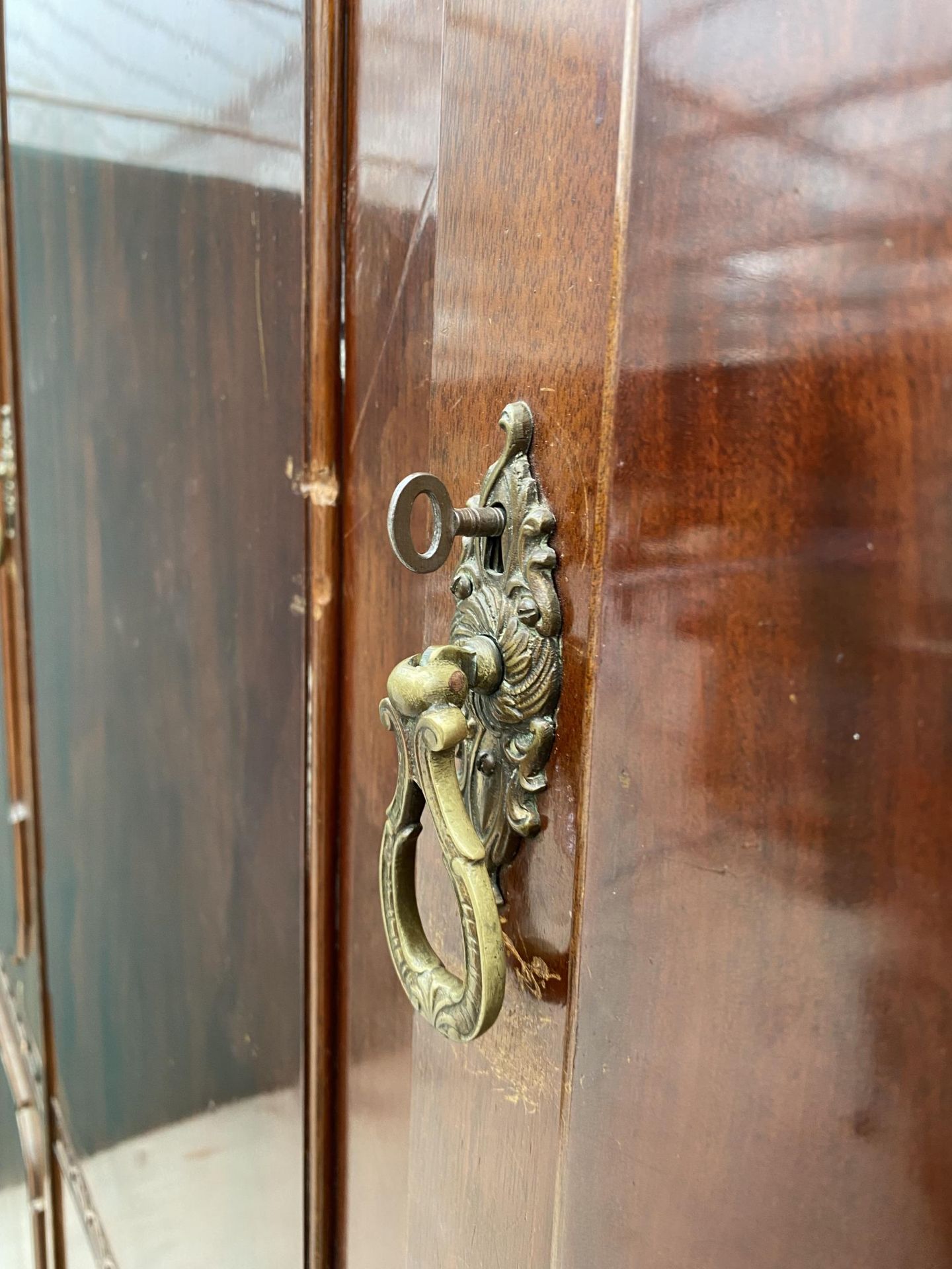 AN EDWARDIAN MAHOGANY 'CHIPPENDALE' STYLE TRIPLE WARDROBE ENCLOSING HANGING COMPARTMENTS, FIVE - Image 6 of 14