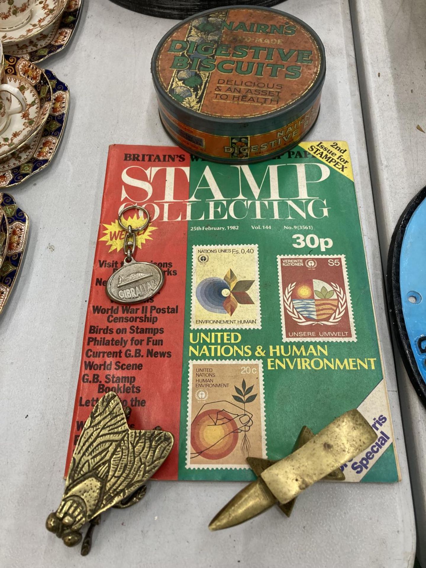 A MIXED LOT TO INCLUDE A BRASS ANVIL AND FLY TRINKET BOX, STAMP COLLECTING MAGAZINE, VINTAGE TIN AND