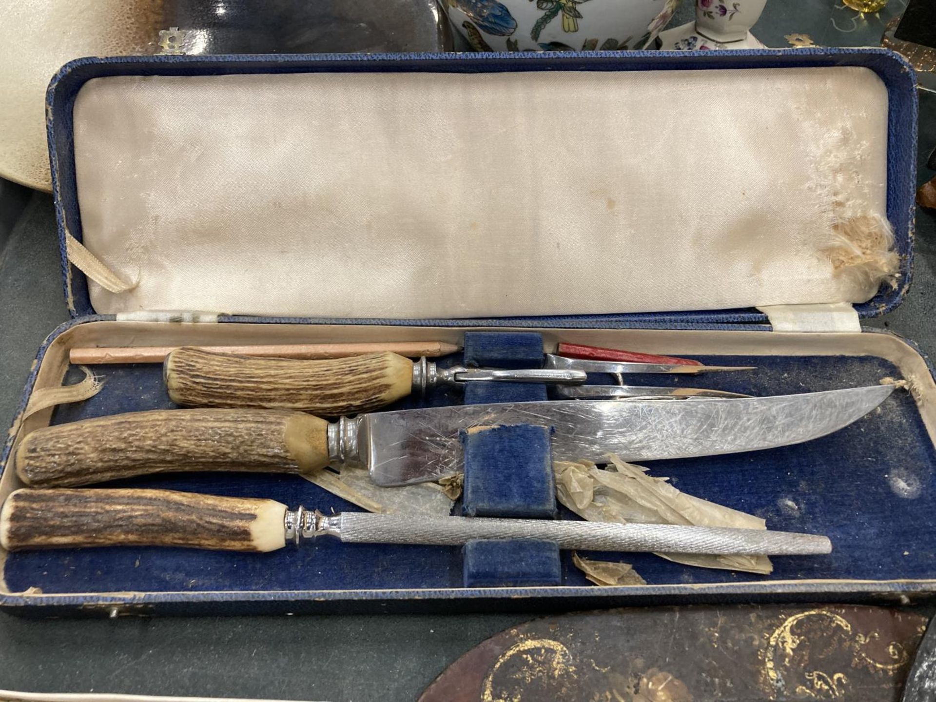 A QUANTITY OF FLATWARE TO INCLUDE A BOXED CARVING SET WITH 'ANTLER' HANDLES, KNIVES, FORKS, - Image 3 of 4