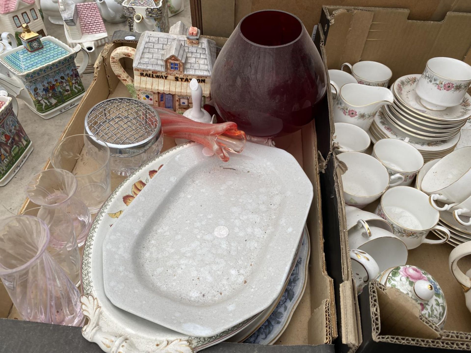 AN ASSORTMENT OF CERAMICS TO INCLUDE A COTTAGE TEAPOT, PARAGON PART TEA SERVICE AND POSIES ETC - Bild 3 aus 4