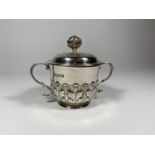 A VICTORIAN HALLMARKED SILVER LIDDED CHRISTENING CUP, MARKS FOR LONDON, 1900, WEIGHT 165G
