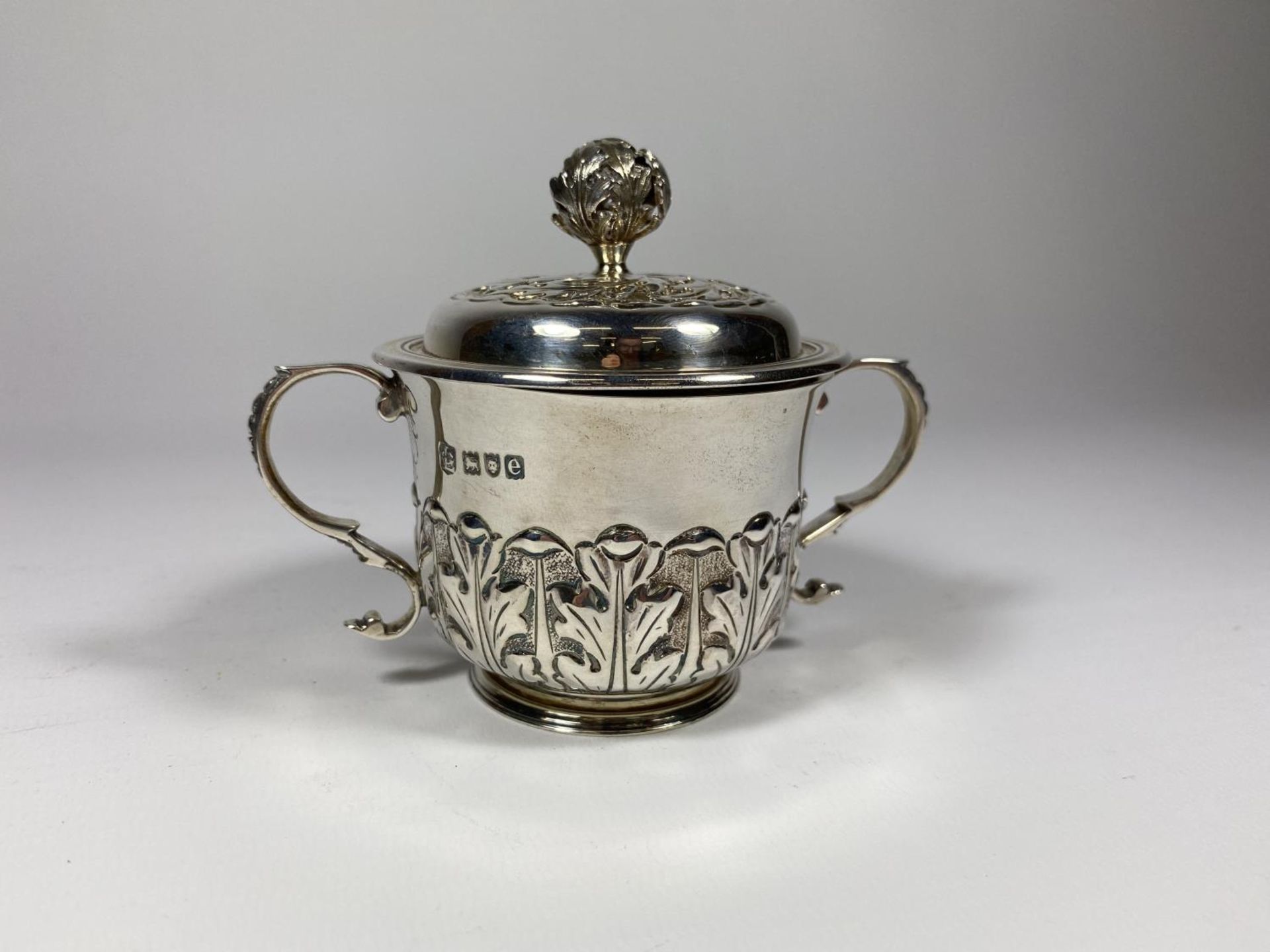 A VICTORIAN HALLMARKED SILVER LIDDED CHRISTENING CUP, MARKS FOR LONDON, 1900, WEIGHT 165G