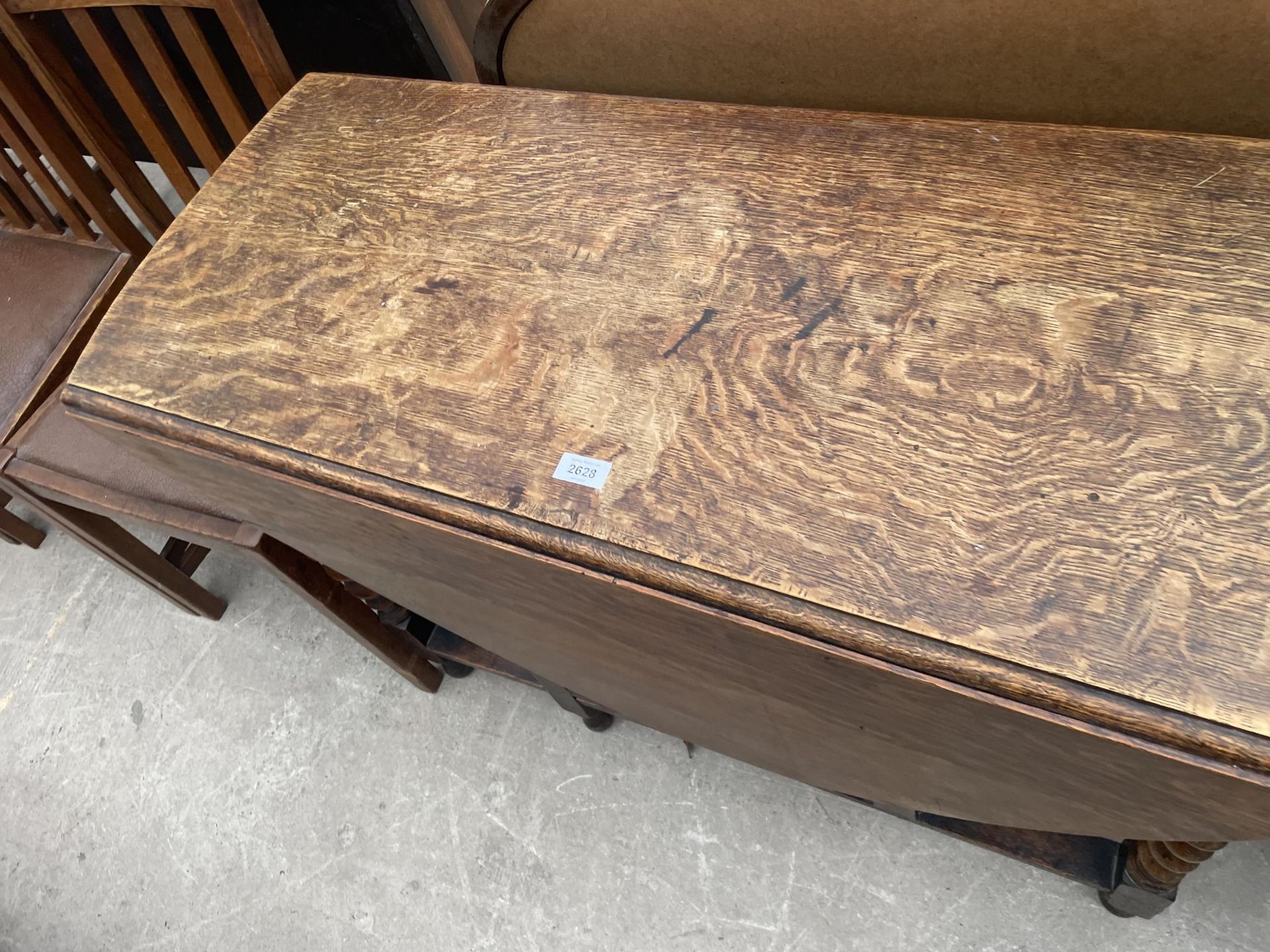 AN EARLY 20TH CENTURY OVAL OAK GATELEG DINING TABLE ON BARLEYTIWST LEGS, 51X42" OPENED - Image 2 of 4