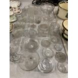 A QUANTITY OF VINTAGE GLASSWARE TO INCLUDE BOWLS, JARS, DISHES, GLASSES, ETC