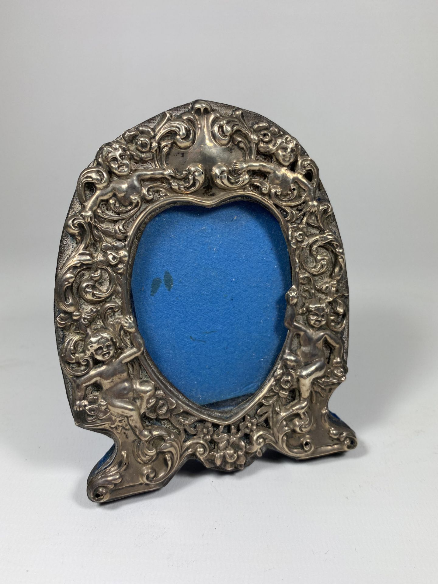 A VICTORIAN STERLING SILVER PHOTO FRAME WITH CHERUB DESIGN