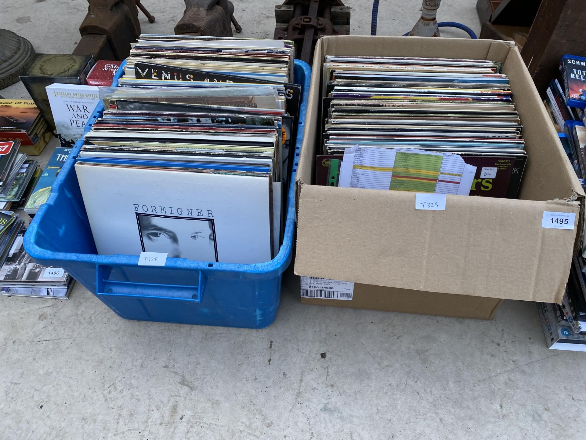 A LARGE COLLECTION OF VINTAGE LP RECORDS