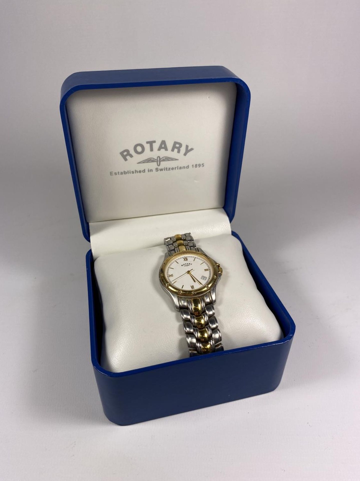 A GENTS BOXED BI-TONE ROTARY DATE WATCH