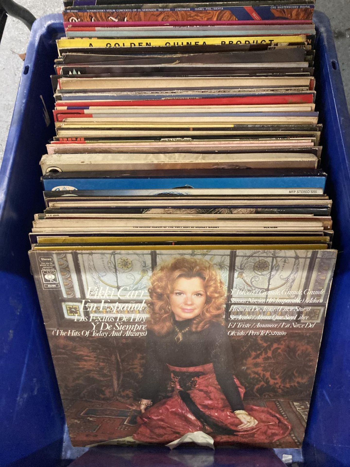 A QUANTITY OF 33RPM VINYL RECORDS TO INCLUDE SHIRLEY BASSEY, SLIM WHITMAN, JIM REEVES, ENGELBERT