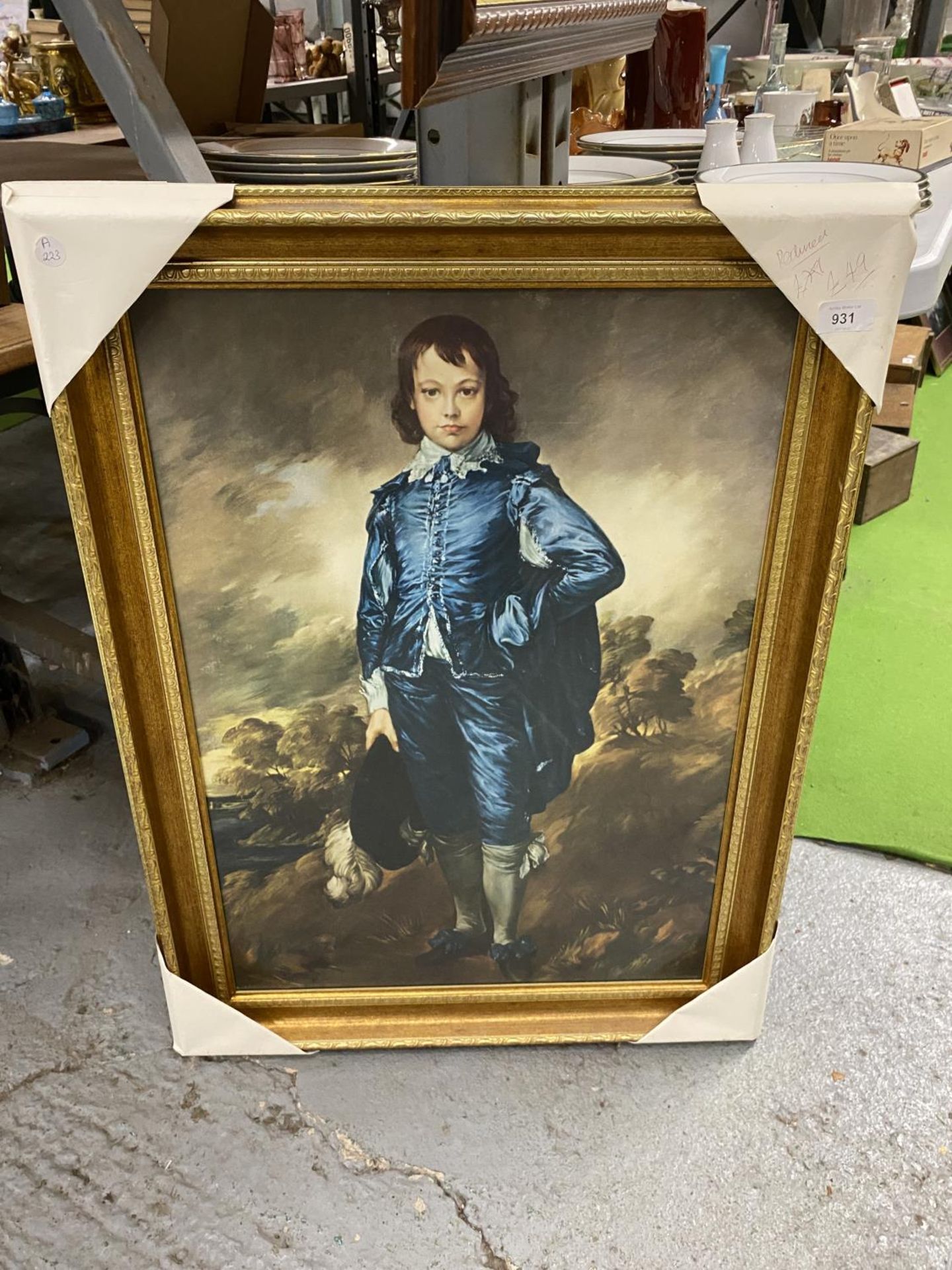 A LARGE GILT FRAMED PRINT OF GAINSBOROUGH'S 'THE BLUE BOY' 60CM X 80CM