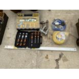 A LARGE ASSORTMENT OF TOOLS TO INCLUDE HEAVY DUTY D LINKS, A WOOD CHISEL SET AND RING PINS ETC