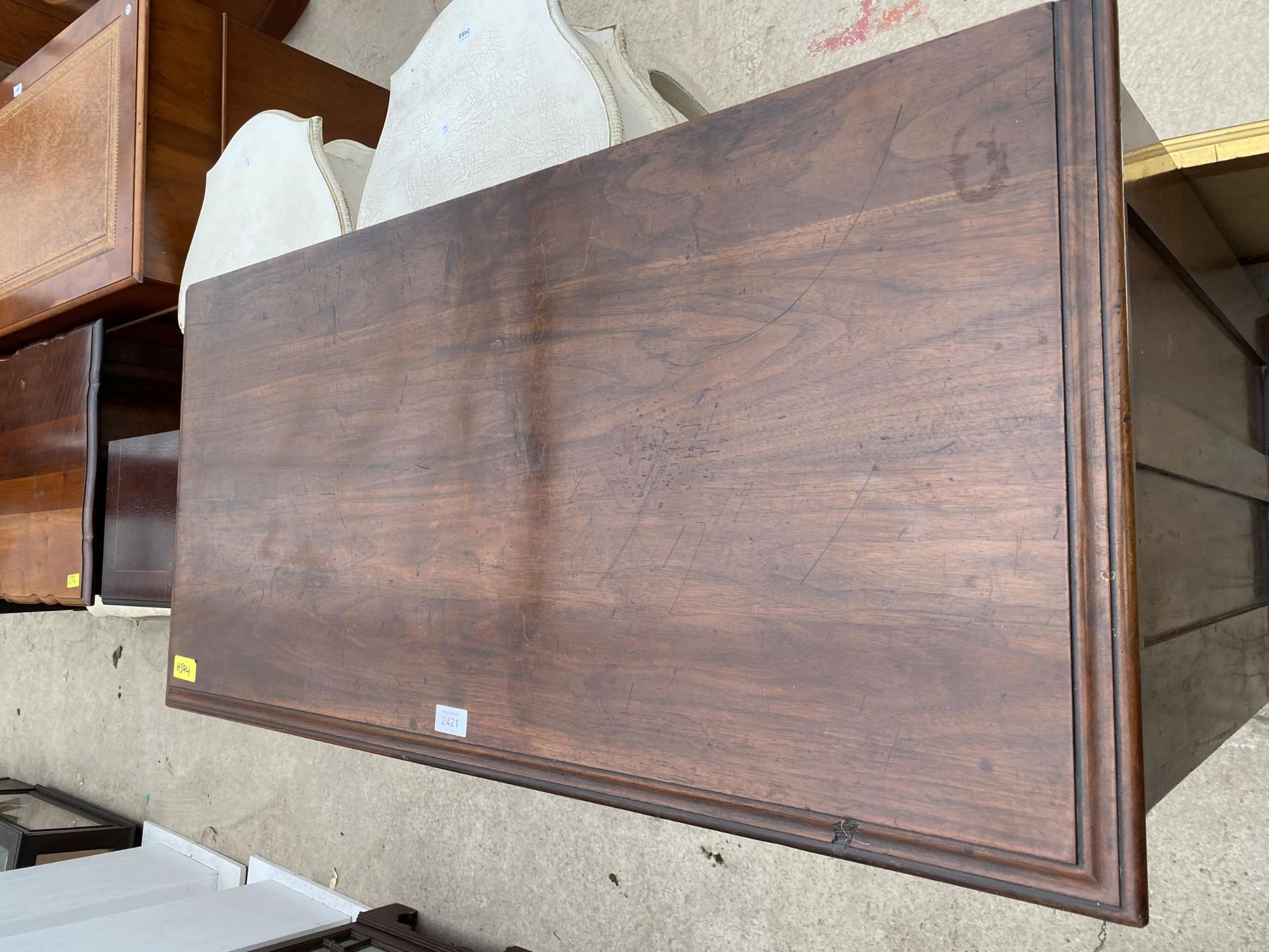 A LATE VICTORIAN MAHOGANY CHEST OF TWO SHORT AND THREE LONG GRADUATED DRAWERS, 40.5" WIDE - Bild 5 aus 5