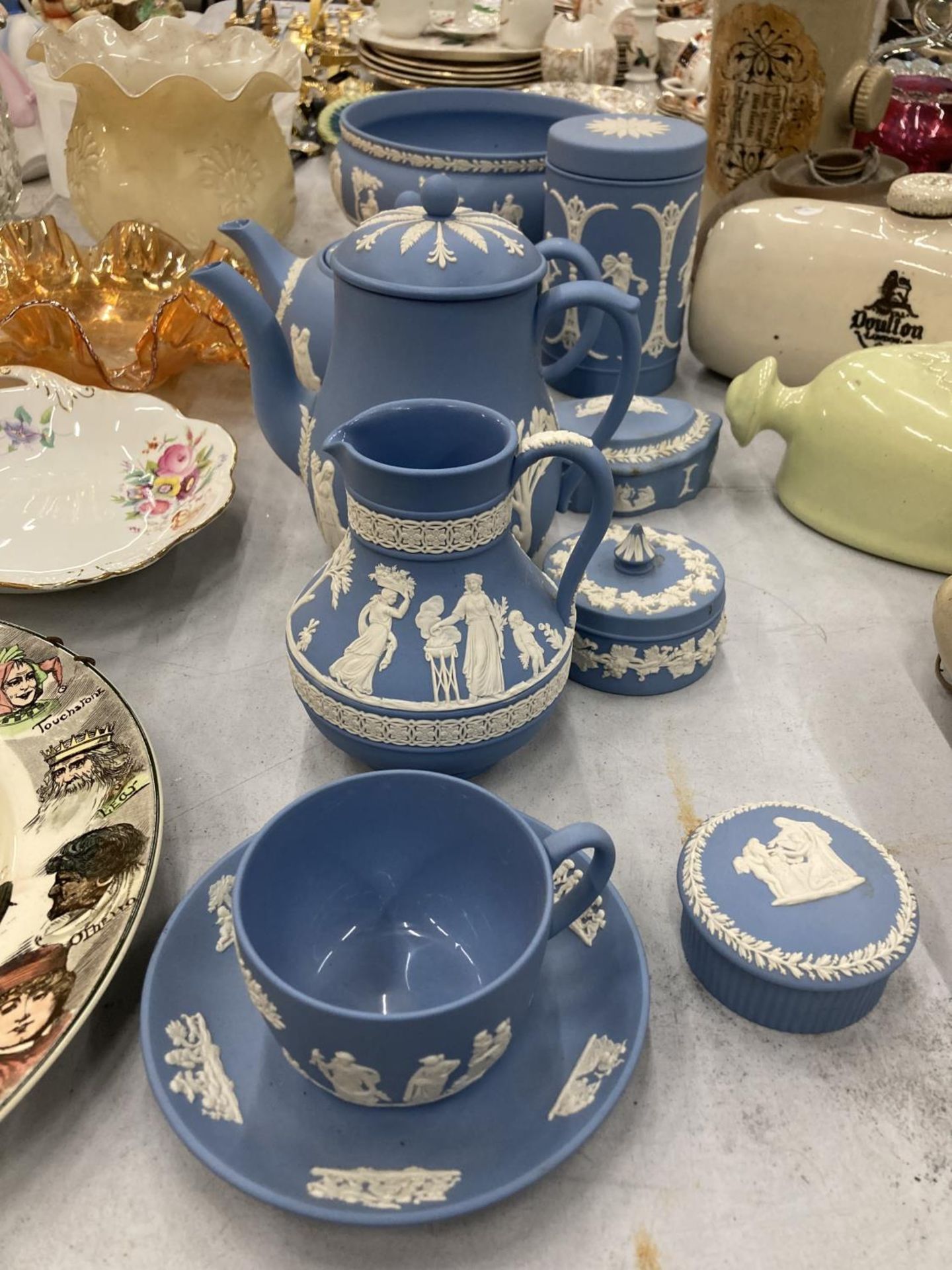 A QUANTITY OF WEDGWOOD JASPERWARE TO INCLUDE TEA AND COFFEE POT, BOWL, JUG, LIDDED POTS, CUP AND