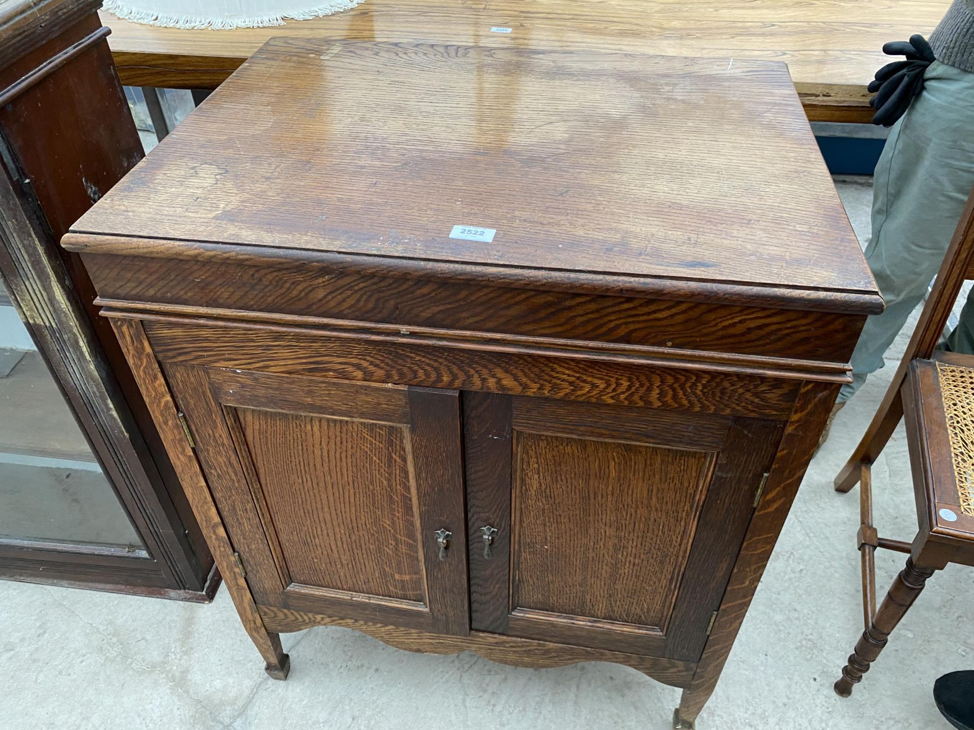 AN EARLY 20TH CENTURY OAK GRAMOPHONE CABINET LACKING WINDER AND WORKS