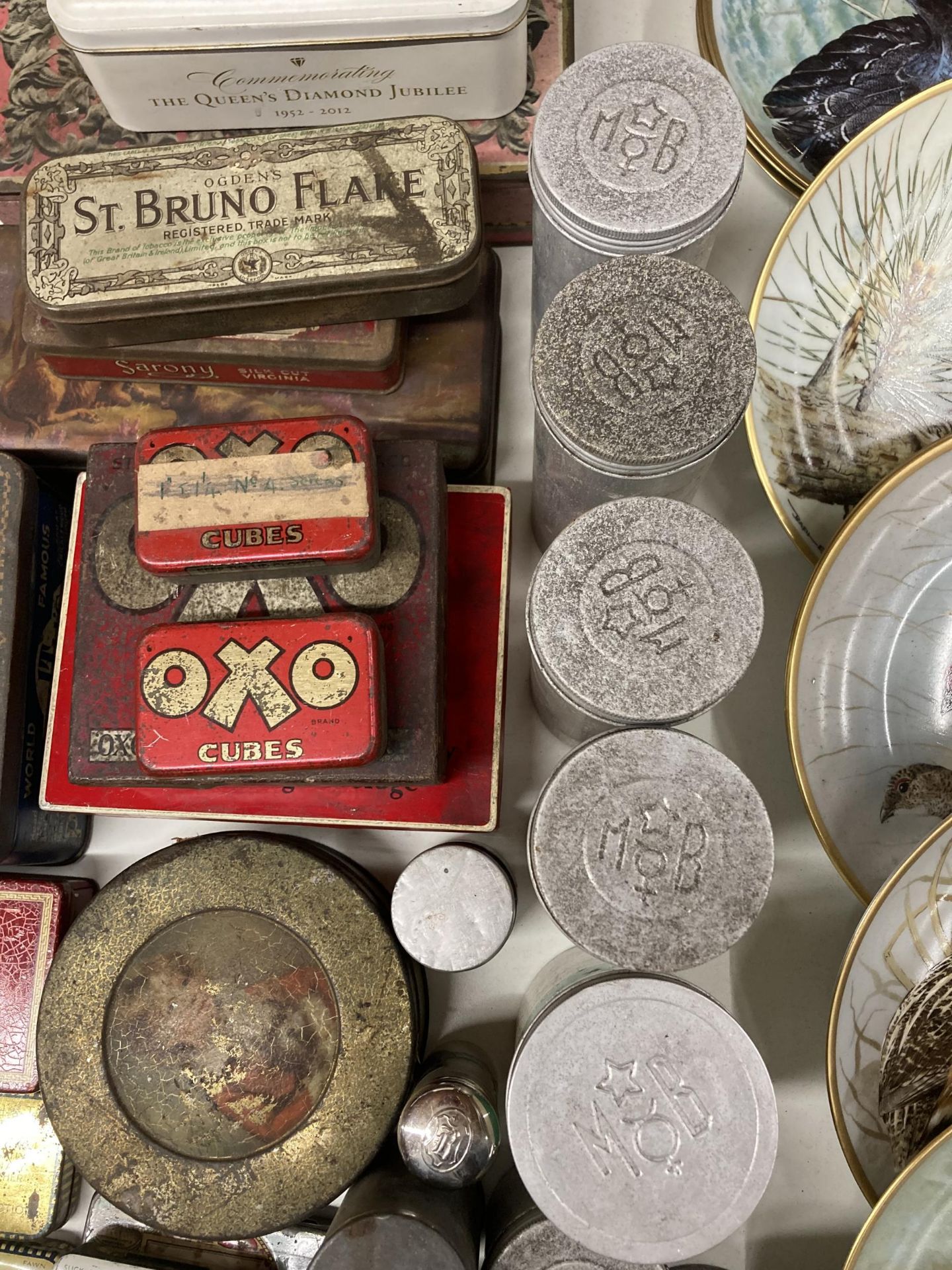 A LARGE QUANTITY OF VINTAGE TINS TO INCLUDE MEDICINAL, SMITH'S CRISPS, OXO, BISCUIT, ETC - Image 5 of 5