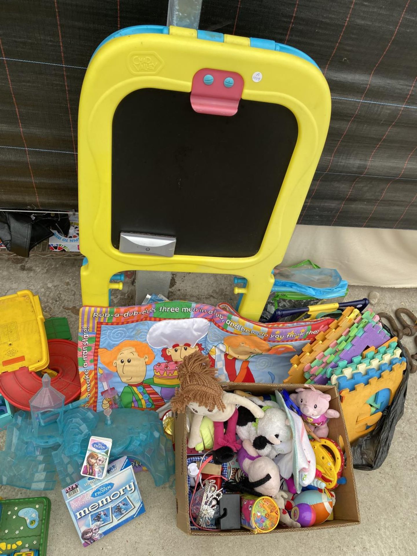 AN ASSORTMENT OF CHILDRENS TOYS TO INCLUDE A CHALK BOARD, A CAR GARAGE AND A PLAY MAT ETC - Image 2 of 7